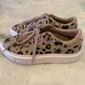 Adidas Cheetah Print, Size 8 (Women)